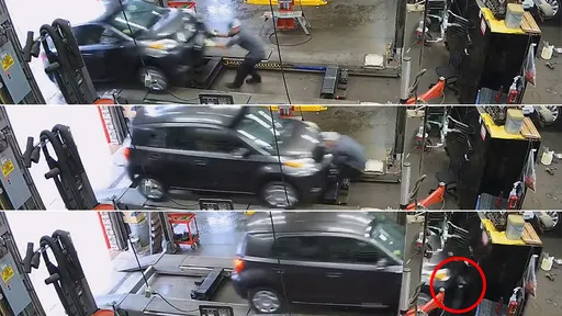 驚悚影片|汽車暴衝進廠「直撞員工腦袋」 保桿2凸物奇蹟救命