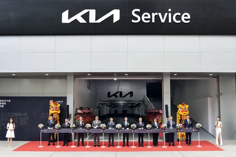 Kia北投2S服務廠全新升級盛大開幕，由台灣森那美起亞董事長劉家輝(左6)帶領經營團隊共同參與開幕剪綵儀式。業者提供