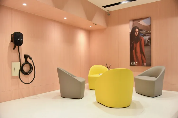 Kia北投2S服務廠以暖光木質風格打造客休區。業者提供