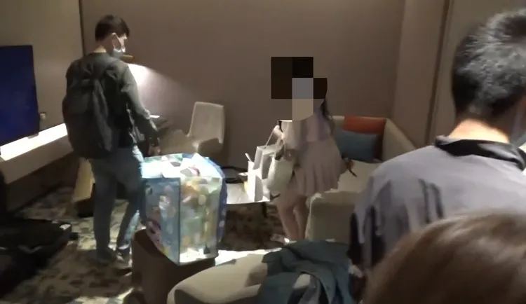 專案小組在2人入住的高級酒店逮人。警方提供