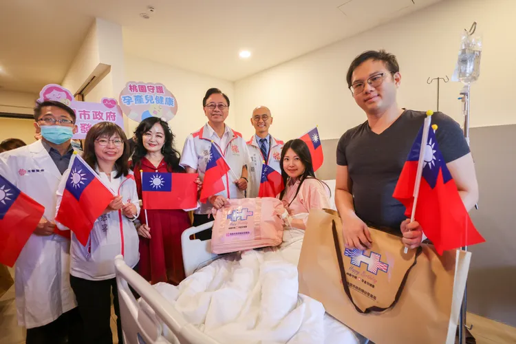 張善政探視國慶寶寶送國慶寶寶禮。桃園市府提供