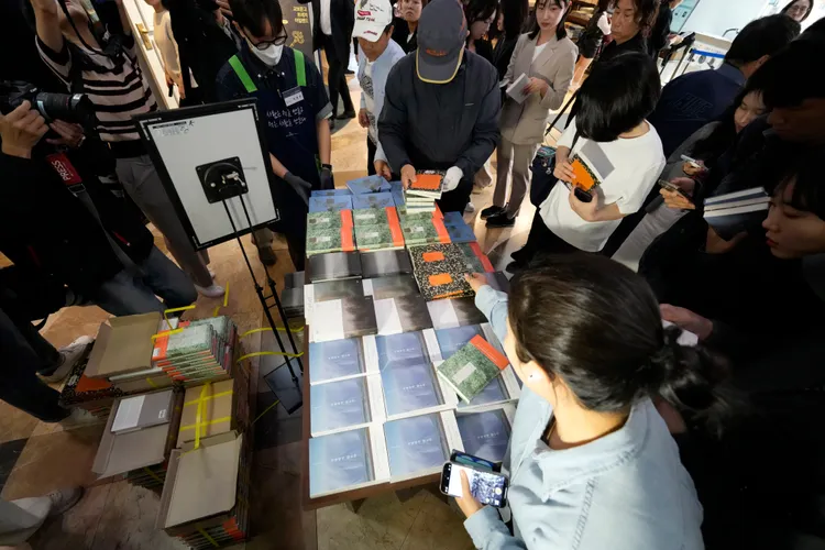 南韓民眾搶購韓江的著作。美聯社