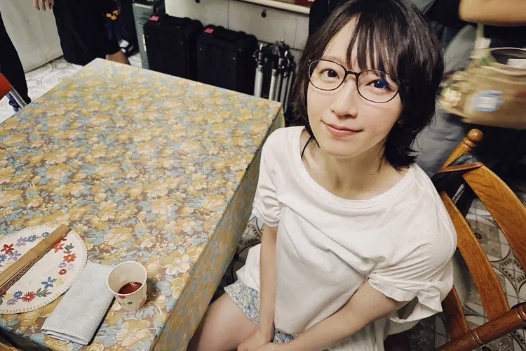 吉岡里帆戴眼鏡還原角色。翻攝riho_yoshioka IG