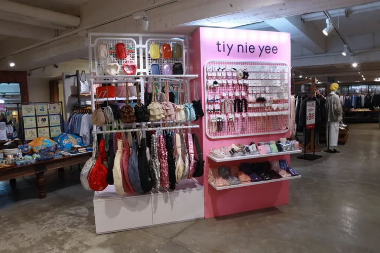 新店引入在日本高人氣的女裝品牌tiy nie yee。品牌提供