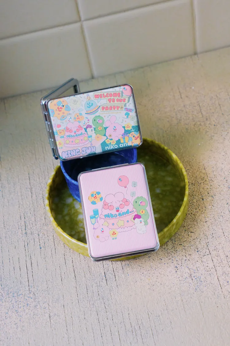 niko and … x KINGJUN隨身鏡，各390元。品牌提供