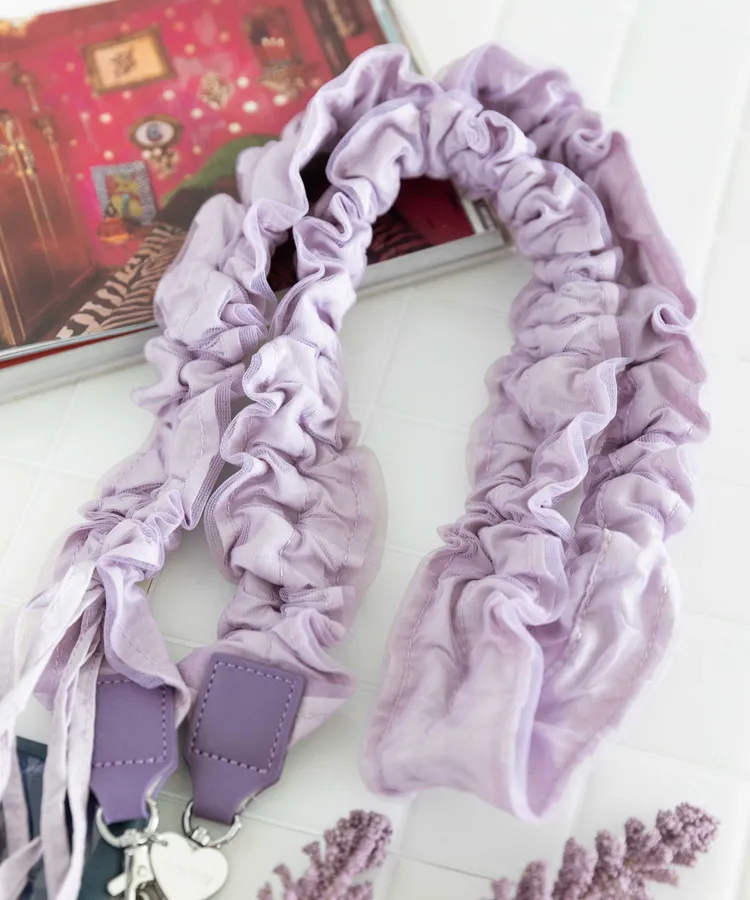 tiy nie yee皺皺緞帶蝴蝶結肩背手機掛繩，790元。品牌提供