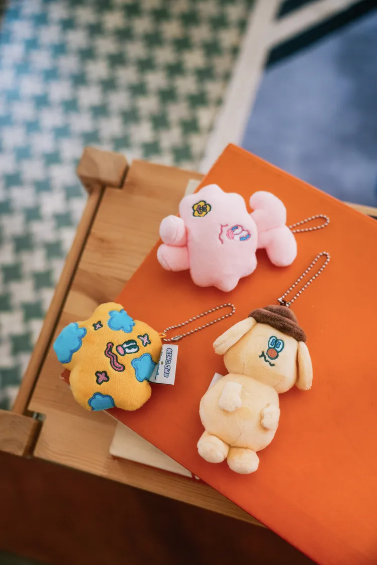 niko and … x KINGJUN玩偶吊飾，各660元。品牌提供