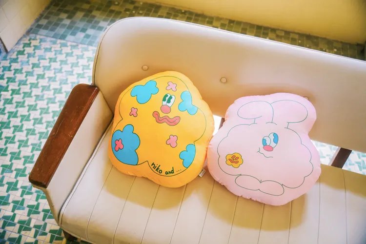 niko and … x KINGJUNQQ抱枕，各970元。品牌提供