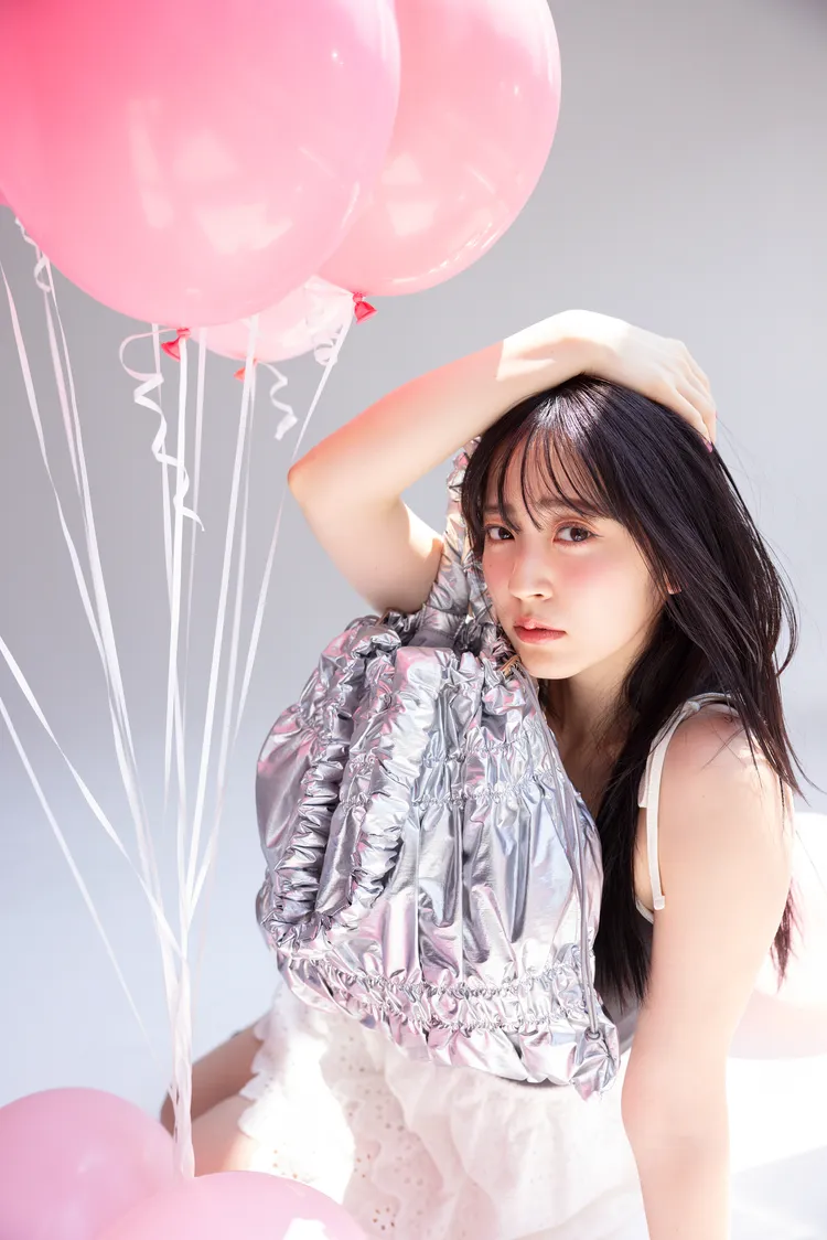 tiy nie yee亮面皺褶邊手提托特包，1690元。品牌提供