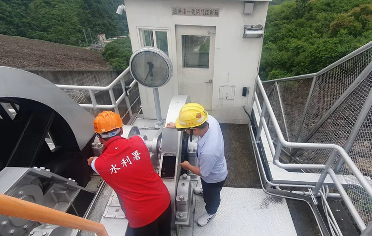 南水分署對轄區水庫、攔河堰管理中心等進行防汛整備。南水分署提供