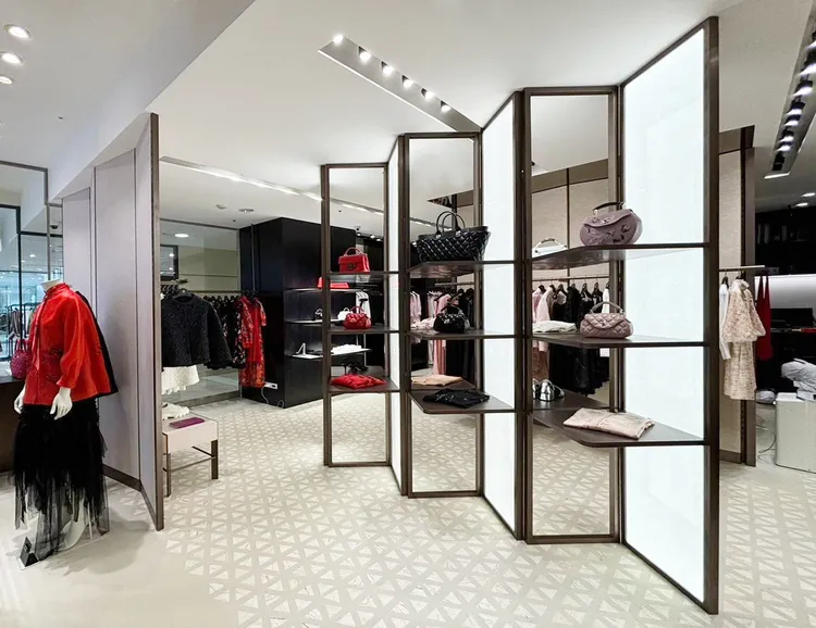 「屏風」是夏姿台南西門新天地店面的主要設計元素。品牌提供