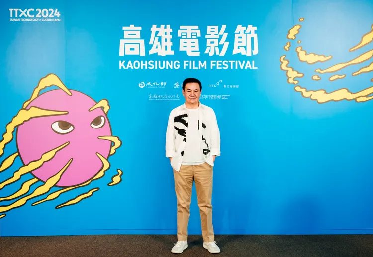 蔡振南去萬華遊民區跟遊民聊天。高雄電影節提供