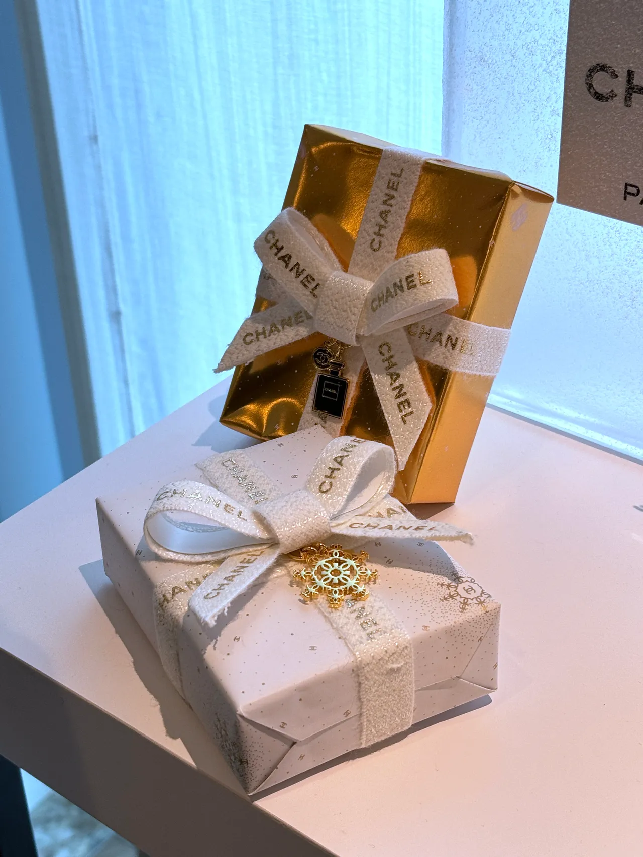 聖誕限定包裝，上方點綴有特殊吊飾。張家玲攝