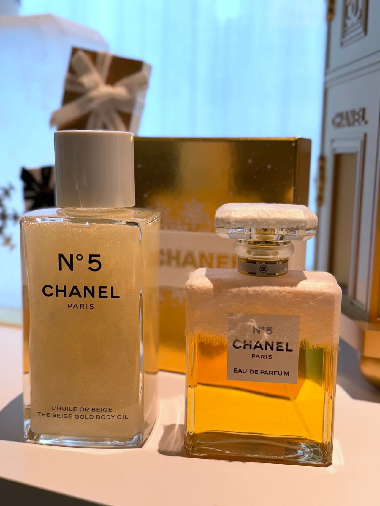 香奈兒N°5奇幻雪白典藏香水（右），為經典瓶身披上了如白雪的絲質披肩。張家玲攝
