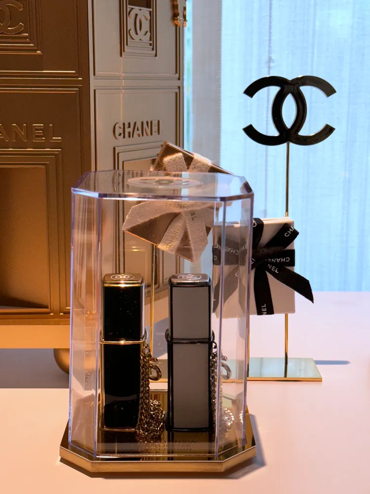 N°5奇幻雪白隨行系列同樣吸睛，賦香之餘還能當作飾品配戴。張家玲攝