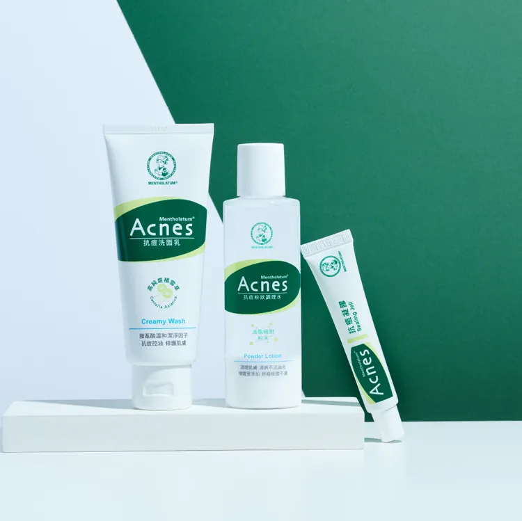 曼秀雷敦Acnes系列（左起）抗痘洗面乳100g／155元、抗痘粉狀調理水150ml／240元、抗痘凝膠18g／240元。品牌提供