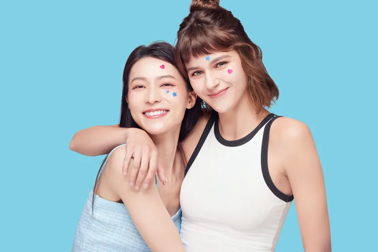 護妍天使推出星星款與愛星款的炫彩造型痘痘貼。品牌提供