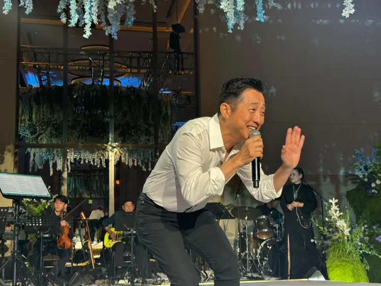 哈林登台獻唱。讀者提供