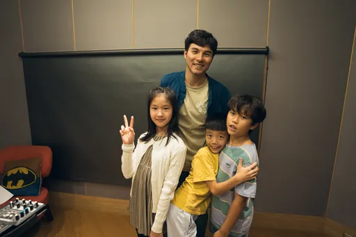 鳳小岳新歌竟是親兒子惡夢 　父子聯手錄音！男神有接班人啦