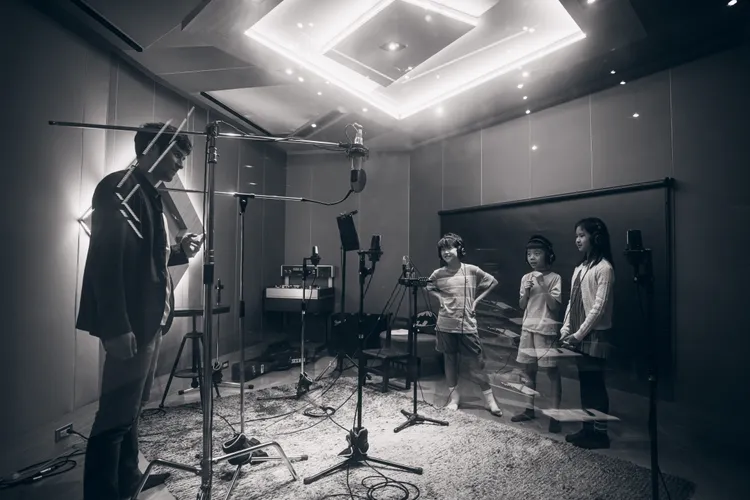 鳳小岳(左)找來兒子(左二)與兒子的朋友為新歌《羽毛貓》配唱。小公視提供