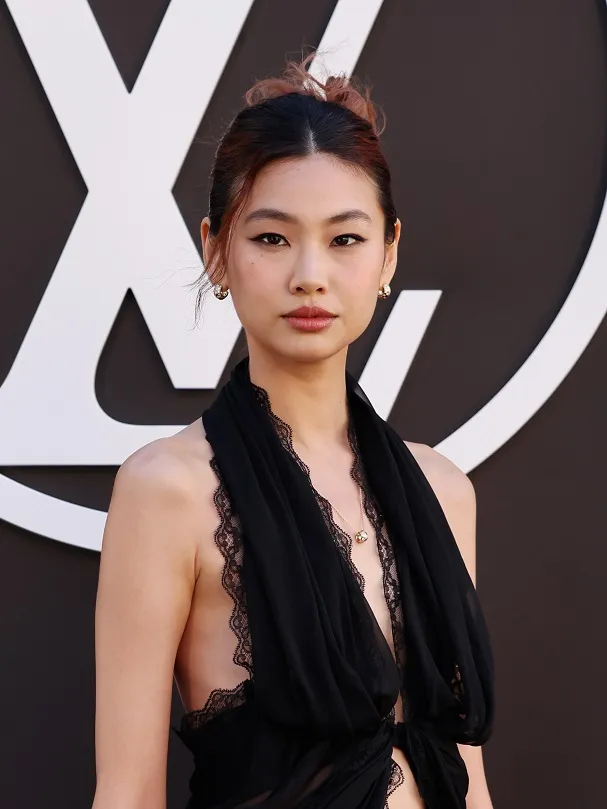 鄭好娟戴上Le Damier de Louis Vuitton高級珠寶。品牌提供