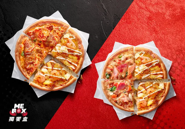 個人比薩雙拼組合兩款新口味，「四小福+熱帶鳳梨海鮮總匯」和「泡菜燒肉+熱帶鳳梨海鮮總匯」。必勝客提供