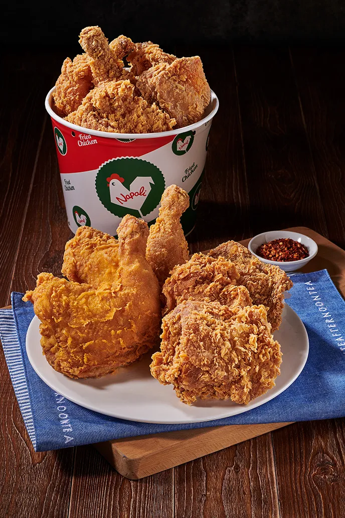 期間買一桶「脆皮戰斧桶」就再送「咔拉腿排桶」。拿坡里提供