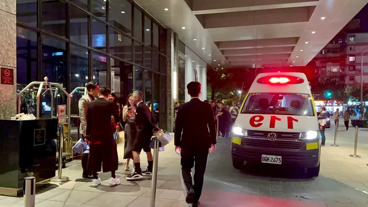 製作人詹仁雄昨深夜11點被抬出萬豪酒店上救護車。特勤中心攝