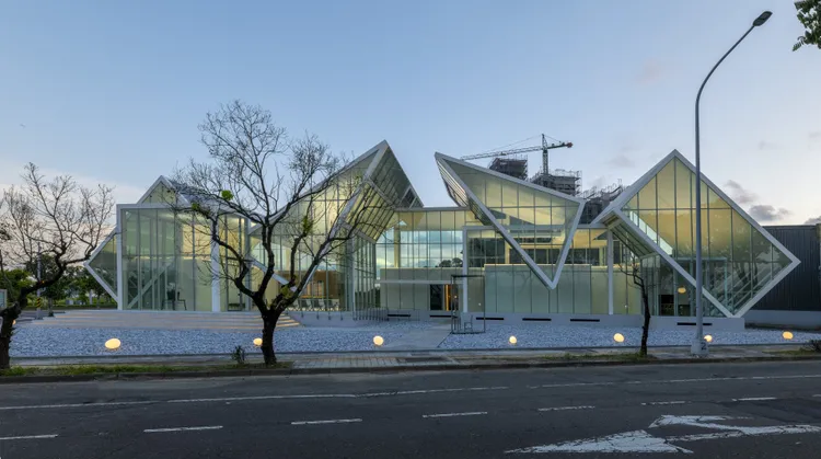 「坐忘林」所在高鐵大道與高鐵五路，接待中心花費超過6000萬元打造，主打體驗式行銷！福裕提供