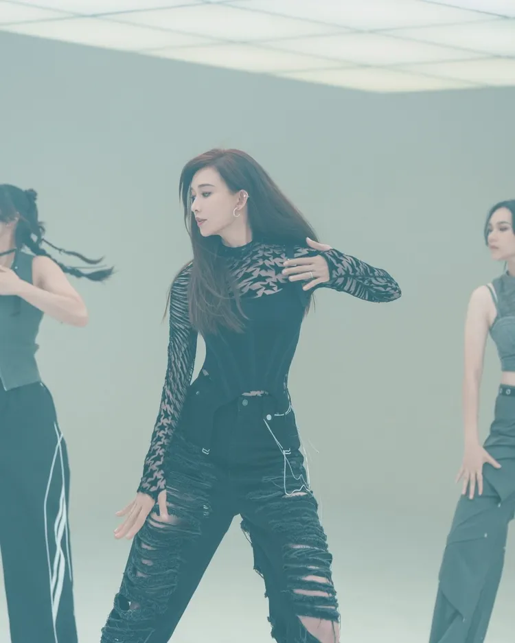 林志玲穿上性感勁裝拍攝廣告。田原香滴雞精提供