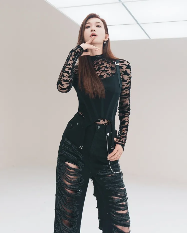 林志玲以性感勁裝造型拍攝廣告。田原香滴雞精提供