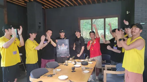 大咖情歌天王現身 小鐘有眼不識泰山嗆聲「不要干擾錄影」