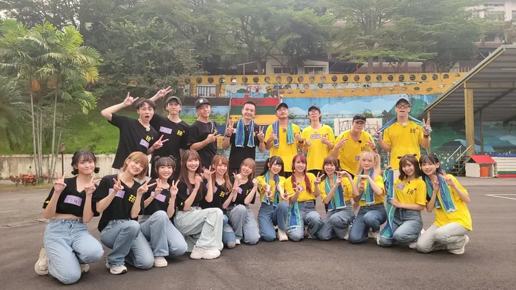 顏佑庭（左起後排）、孫沁岳、坤達、小鐘、KID、廖允杰、周予天、大飛、人氣女團（前排） AKB48 Team TP等一起出外景。《綜藝玩很大》提供