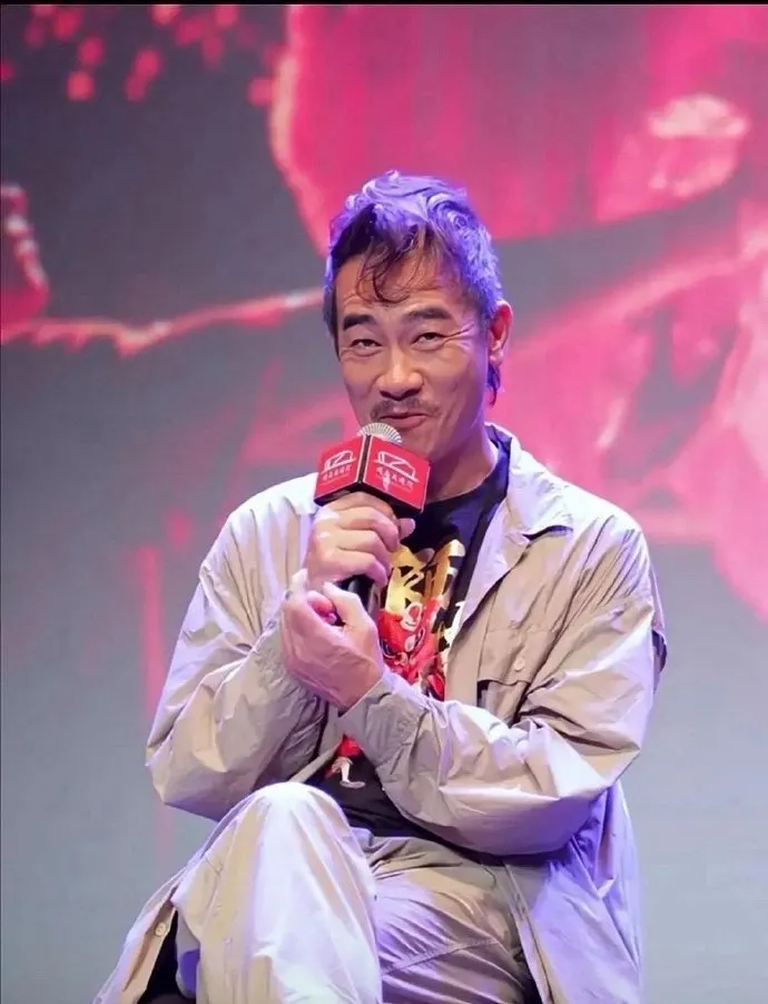 陳小春眼角和額頭的皺紋明顯。翻攝微博