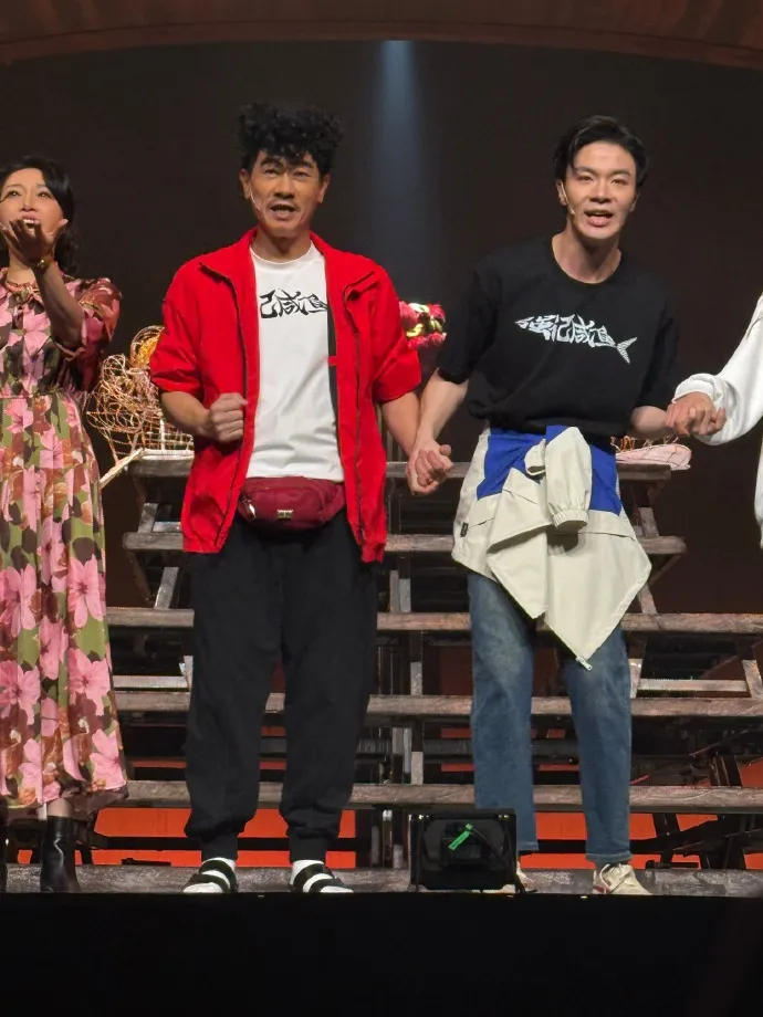 陳小春在音樂劇《雄師少年》裡的造型就有些老態。翻攝微博