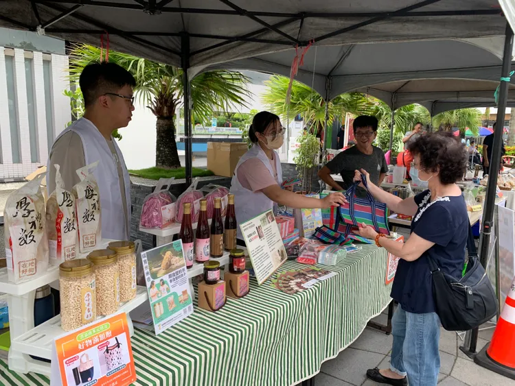 新營國道好物市集吸引服務處民眾遊逛。分署提供