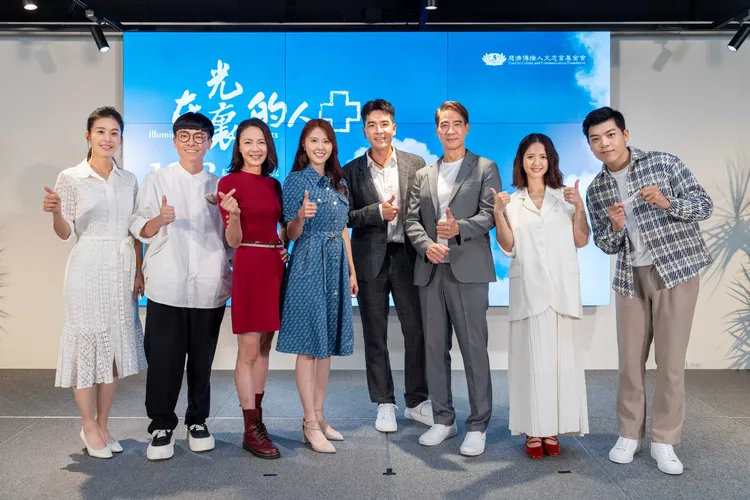 《在光裡的人》演員群為戲宣傳。大愛提供