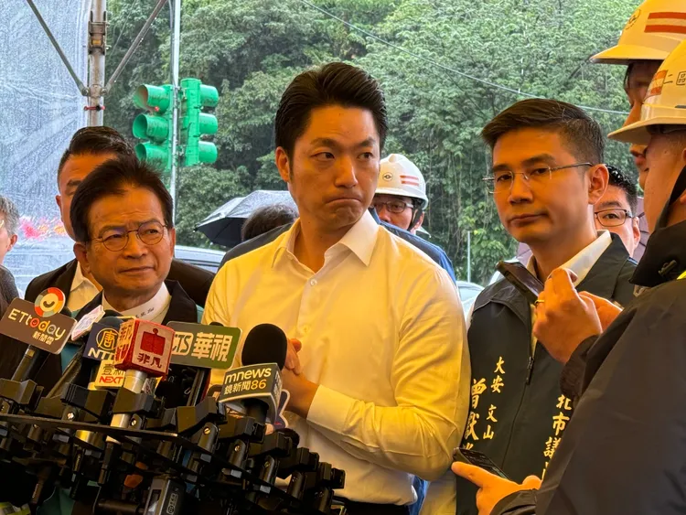 蔣萬安（中）、曾獻瑩（右）一同出席「台北捷運樂活宜居首都環狀全面啟動」活動。記者張綵茜攝