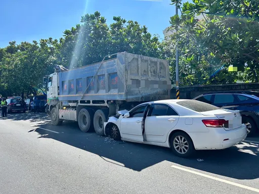 砂石車違規停慢車道釀禍 轎車煞不住撞上駕駛受困身亡