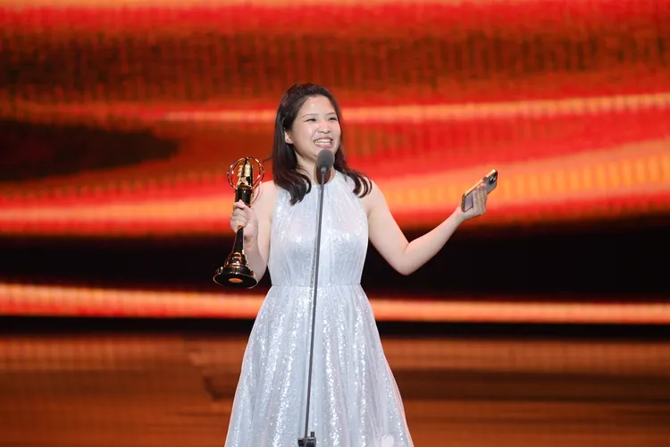 「少年節目主持人獎」由父女檔妞妞、妞爸獲得，妞妞上台拿獎。三立提供