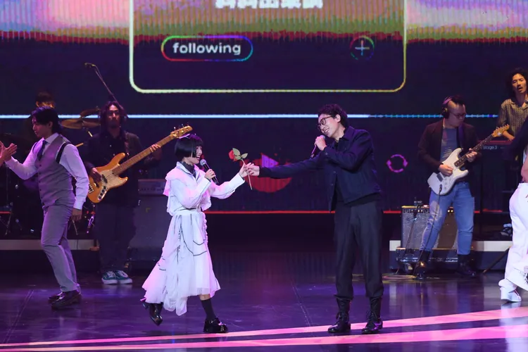 開場的「美好聲音無所不在」，由馬念先、怡岑帶表演。三立提供