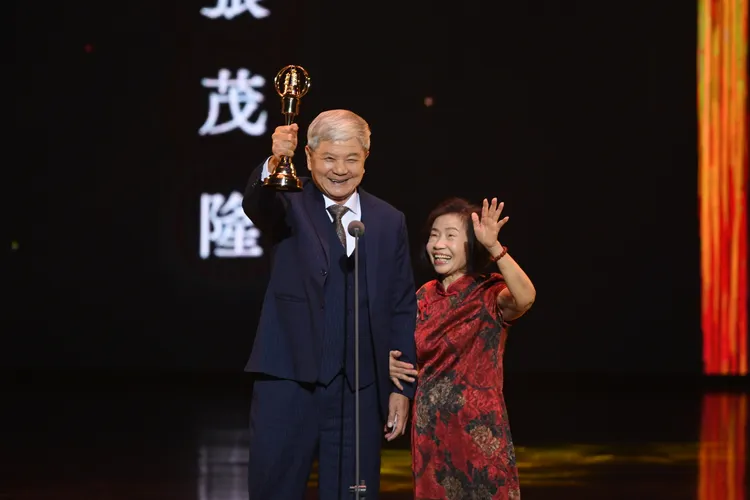 特別貢獻獎由高齡81歲仍堅守崗位的張民獲得，夫人陪同上台。三立提供