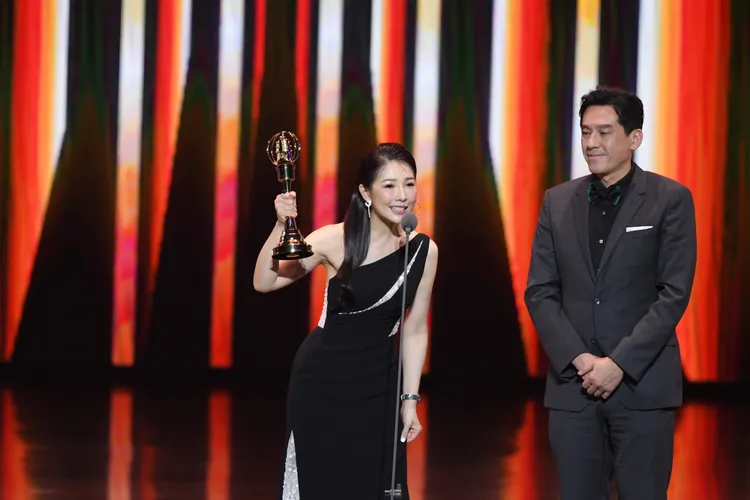 「電臺品牌行銷創新獎」由HIT FM、POP RADIO兩位台長林書煒（左）、黃暐瀚上台領獎。三立提供