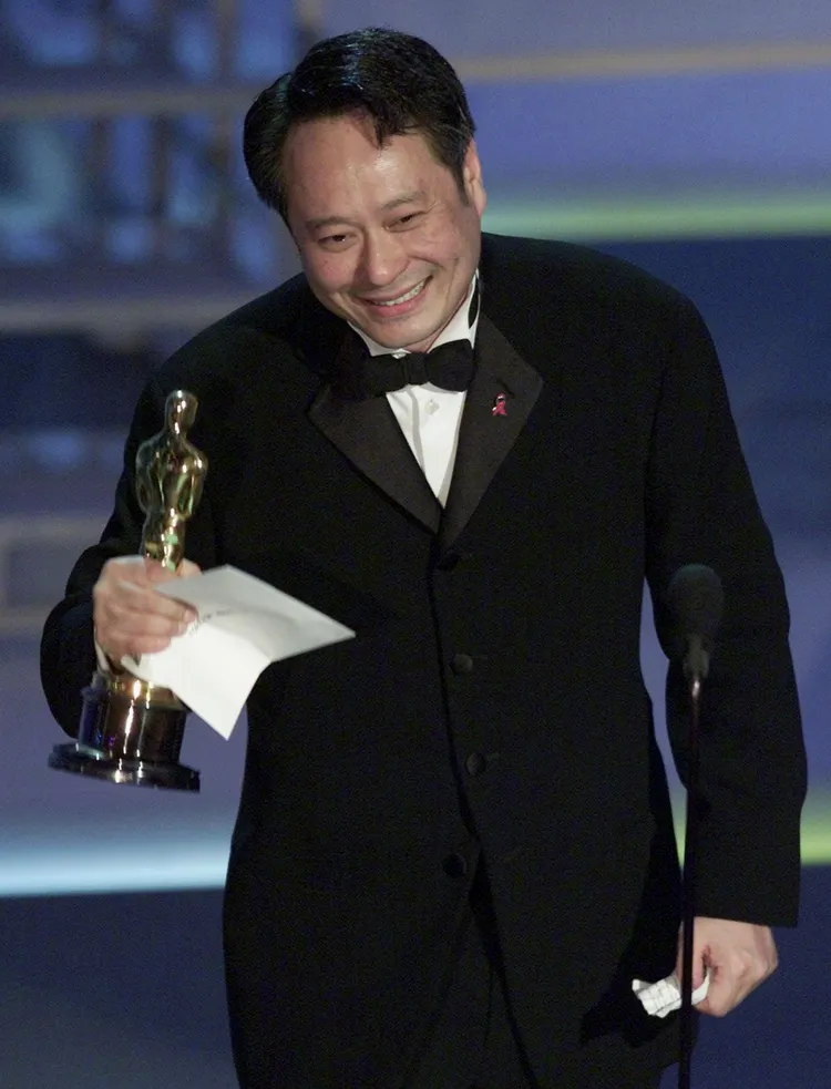 2001年他以威震武林的華語武俠片《臥虎藏龍》奪下奧斯卡最佳外語片。路透