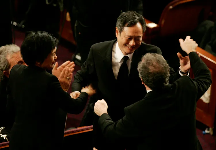 2006年他以《斷背山》獲頒首座奧斯卡最佳導演獎，妻子林惠嘉（左）在旁見證榮耀。路透