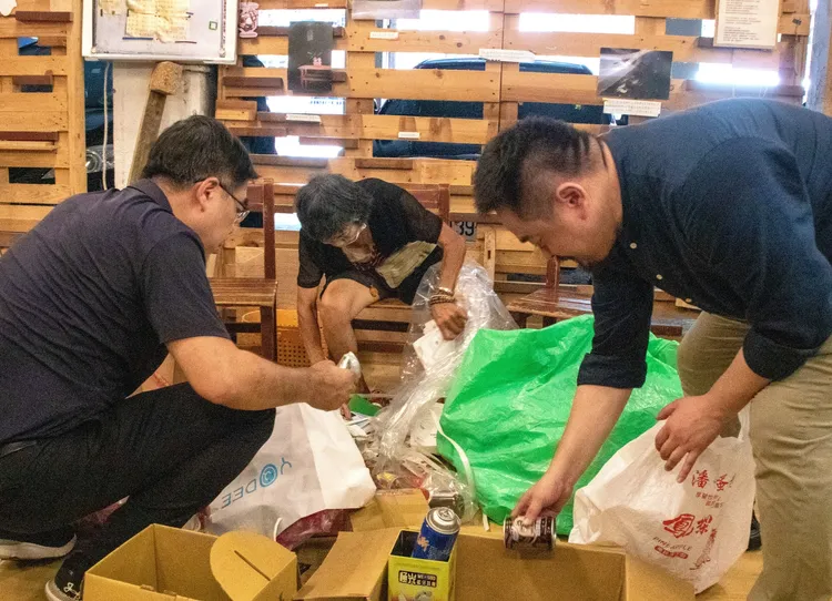 洪申翰發文直指蔣萬安針對拾荒者列冊爭議的回應是將問題推卸給中央。翻攝洪申翰臉書