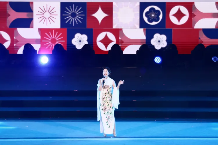 「小鄧麗君」張瀞云獻唱《梅花》為國慶晚會暖場，美聲宛如鄧麗君再世。彭欣偉攝