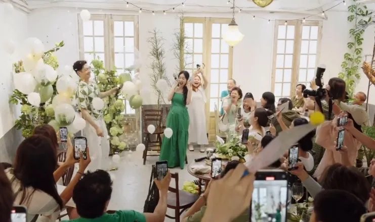 關鍵時刻飄出白色氣球。翻攝曾之喬IG