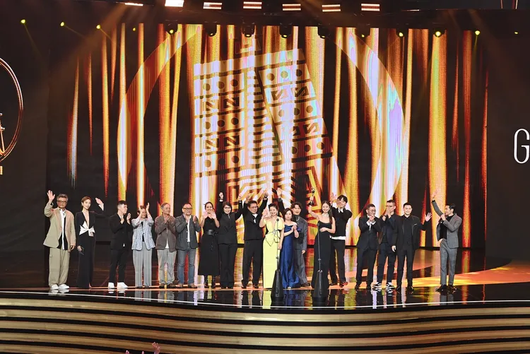 《有生之年》獲得戲劇節目獎，製作人林心如邀劇組團隊上台共享榮耀。翻攝林心如IG