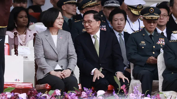 陳水扁卸任後首次參加國慶大典，在典禮上與前總統蔡英文交談。彭欣偉攝